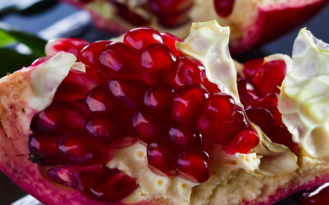 临潼石榴皮薄汁甜 核软籽肥缩略图